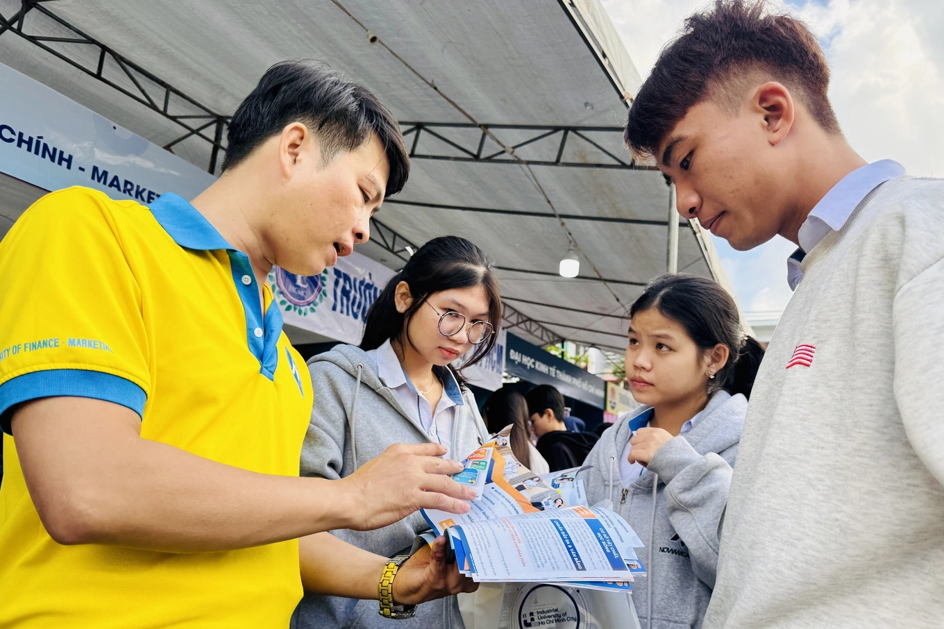 Thí sinh nghe tư vấn tuyển sinh đại học (Ảnh: UFM).